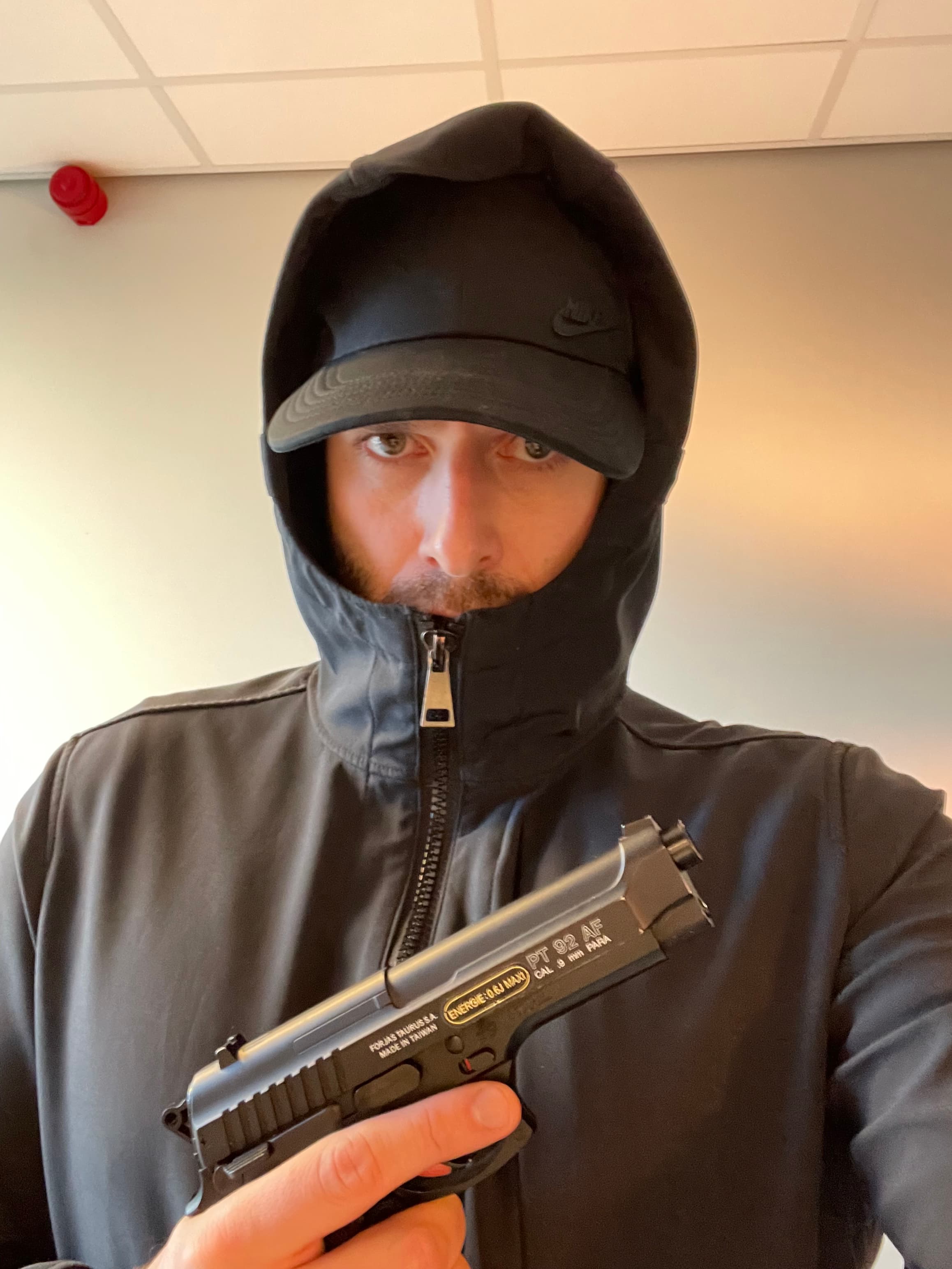 Mannelijke overvaller met pistool